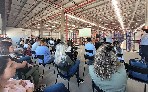 Clase presencial de SiiLA Academy en una bodega industrial con estudiantes comprometidos